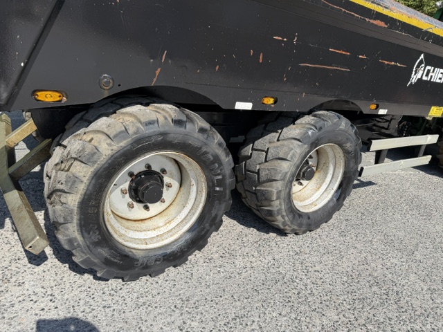 CHIEFTAIN DUMP TRAILER