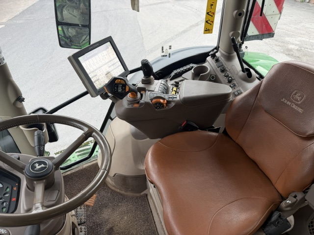 JOHN DEERE 6215R