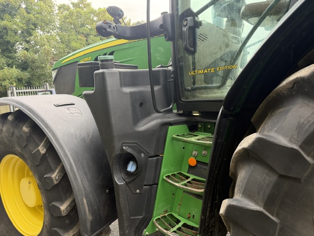 JOHN DEERE 6215R