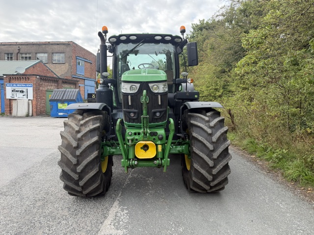 JOHN DEERE 6215R