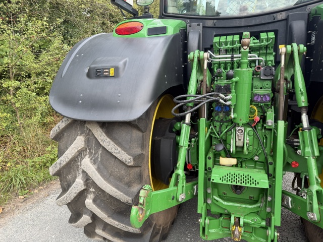 JOHN DEERE 6215R