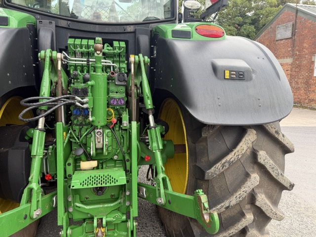 JOHN DEERE 6215R