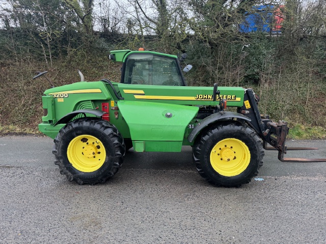 JOHN DEERE 3200